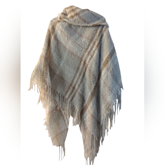 GUC Accessory ST Plaid Fringe Poncho with Toggle Closure - Picture 2 of 3